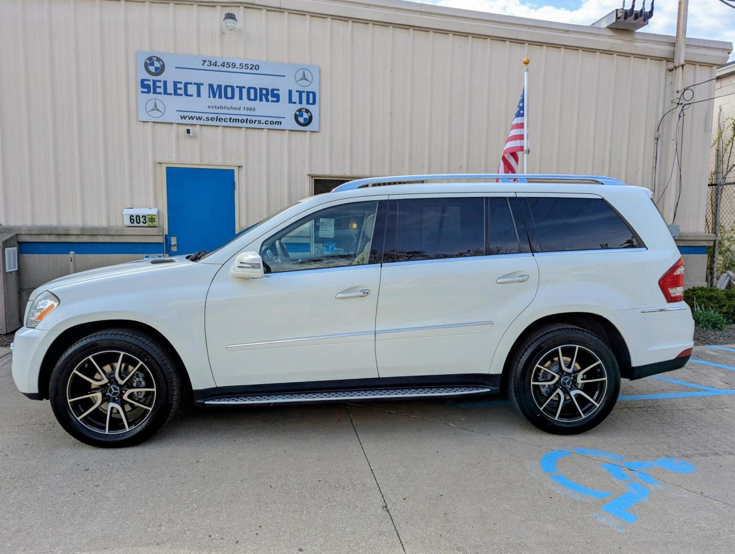 2011 Calcite White Mercedes-Benz GL-Class GL450 4MATIC (4JGBF7BE7BA) with an 4.7L V8 DOHC 32V engine, 7-Speed Automatic transmission, located at 603 Amelia Street, Plymouth, MI, 48170, (734) 459-5520, 42.378841, -83.464546 - Photo#2