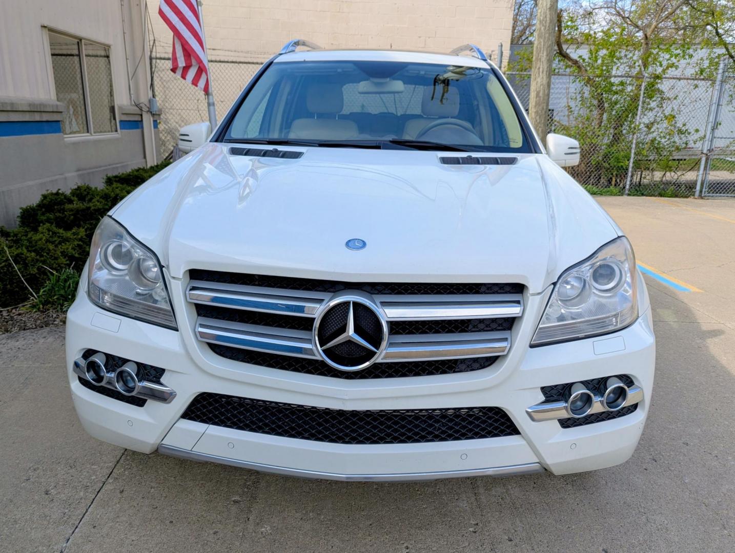 2011 Calcite White Mercedes-Benz GL-Class GL450 4MATIC (4JGBF7BE7BA) with an 4.7L V8 DOHC 32V engine, 7-Speed Automatic transmission, located at 603 Amelia Street, Plymouth, MI, 48170, (734) 459-5520, 42.378841, -83.464546 - Photo#1