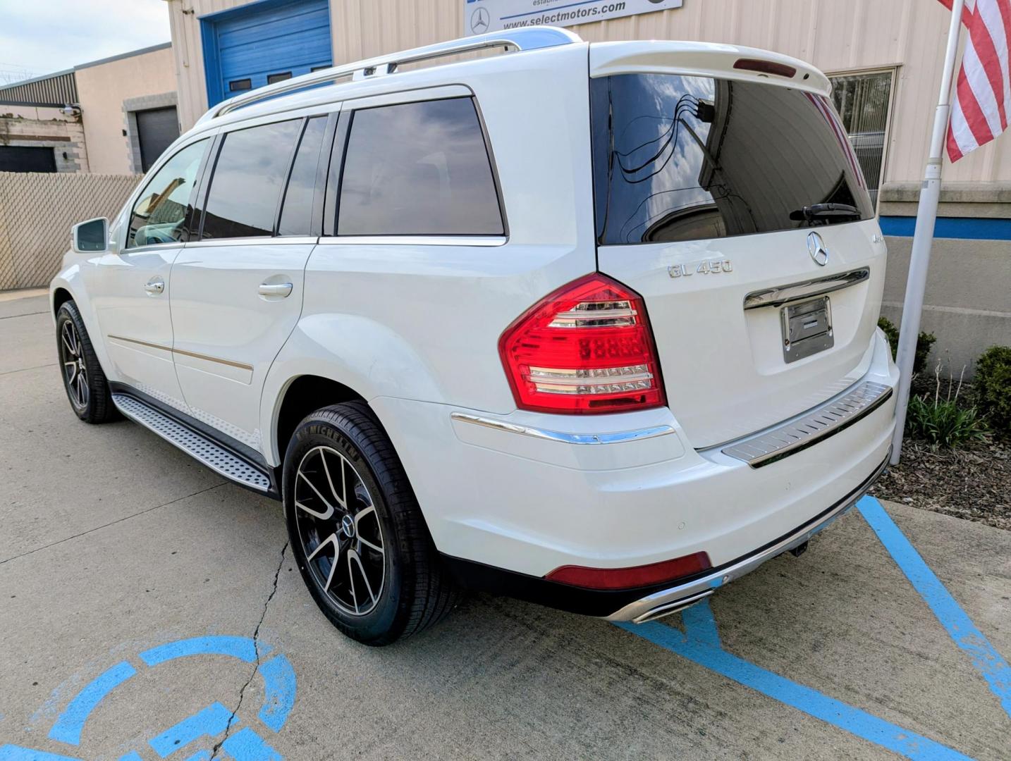 2011 Calcite White Mercedes-Benz GL-Class GL450 4MATIC (4JGBF7BE7BA) with an 4.7L V8 DOHC 32V engine, 7-Speed Automatic transmission, located at 603 Amelia Street, Plymouth, MI, 48170, (734) 459-5520, 42.378841, -83.464546 - Photo#3