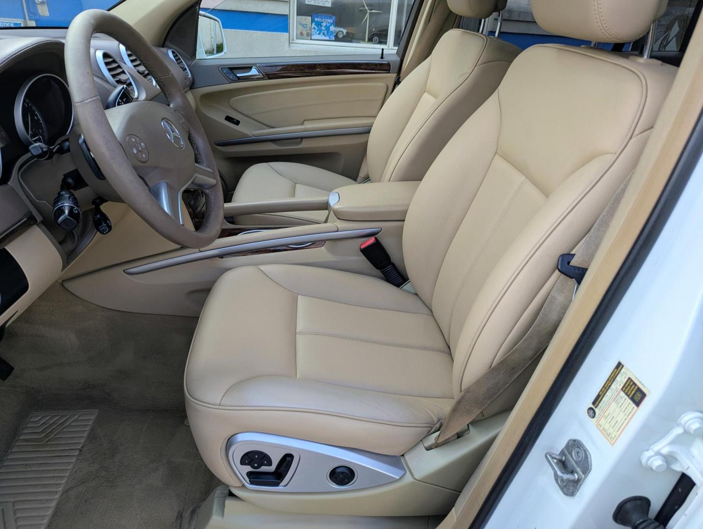 2011 Calcite White Mercedes-Benz GL-Class GL450 4MATIC (4JGBF7BE7BA) with an 4.7L V8 DOHC 32V engine, 7-Speed Automatic transmission, located at 603 Amelia Street, Plymouth, MI, 48170, (734) 459-5520, 42.378841, -83.464546 - Photo#4