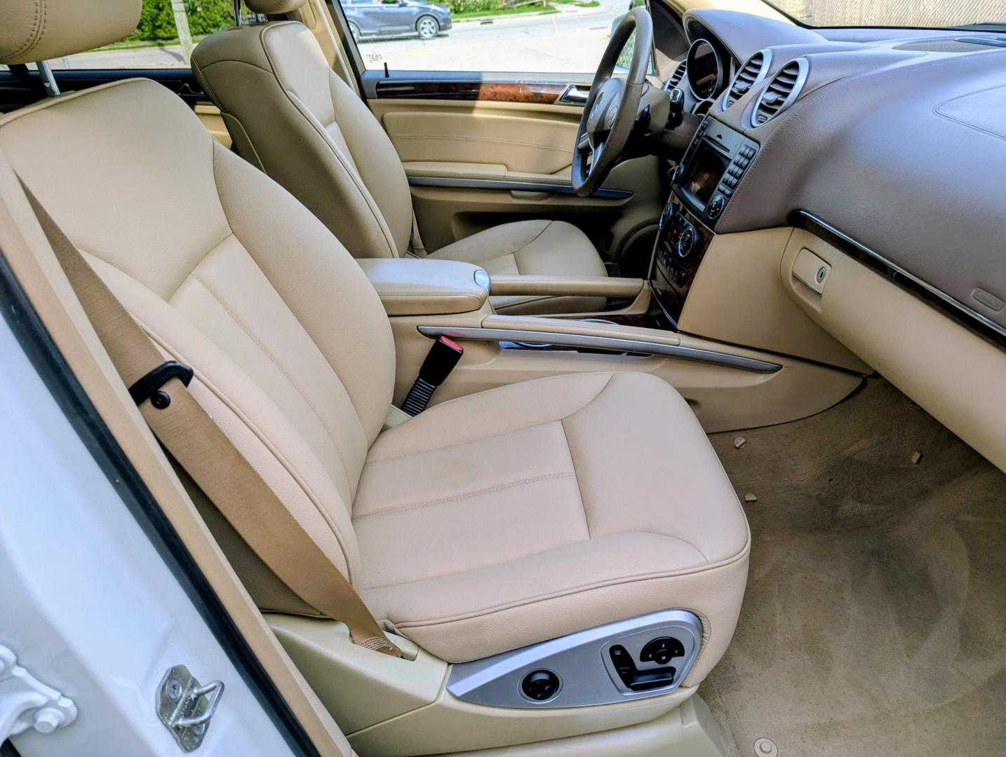 2011 Calcite White Mercedes-Benz GL-Class GL450 4MATIC (4JGBF7BE7BA) with an 4.7L V8 DOHC 32V engine, 7-Speed Automatic transmission, located at 603 Amelia Street, Plymouth, MI, 48170, (734) 459-5520, 42.378841, -83.464546 - Photo#10