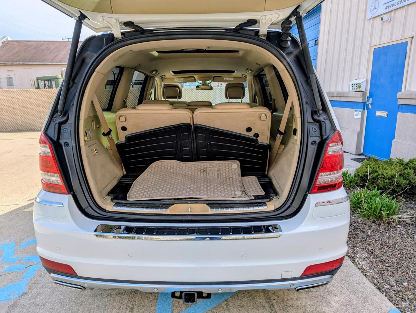 2011 Calcite White Mercedes-Benz GL-Class GL450 4MATIC (4JGBF7BE7BA) with an 4.7L V8 DOHC 32V engine, 7-Speed Automatic transmission, located at 603 Amelia Street, Plymouth, MI, 48170, (734) 459-5520, 42.378841, -83.464546 - Photo#9