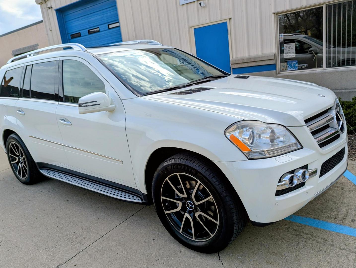 2011 Calcite White Mercedes-Benz GL-Class GL450 4MATIC (4JGBF7BE7BA) with an 4.7L V8 DOHC 32V engine, 7-Speed Automatic transmission, located at 603 Amelia Street, Plymouth, MI, 48170, (734) 459-5520, 42.378841, -83.464546 - Photo#13