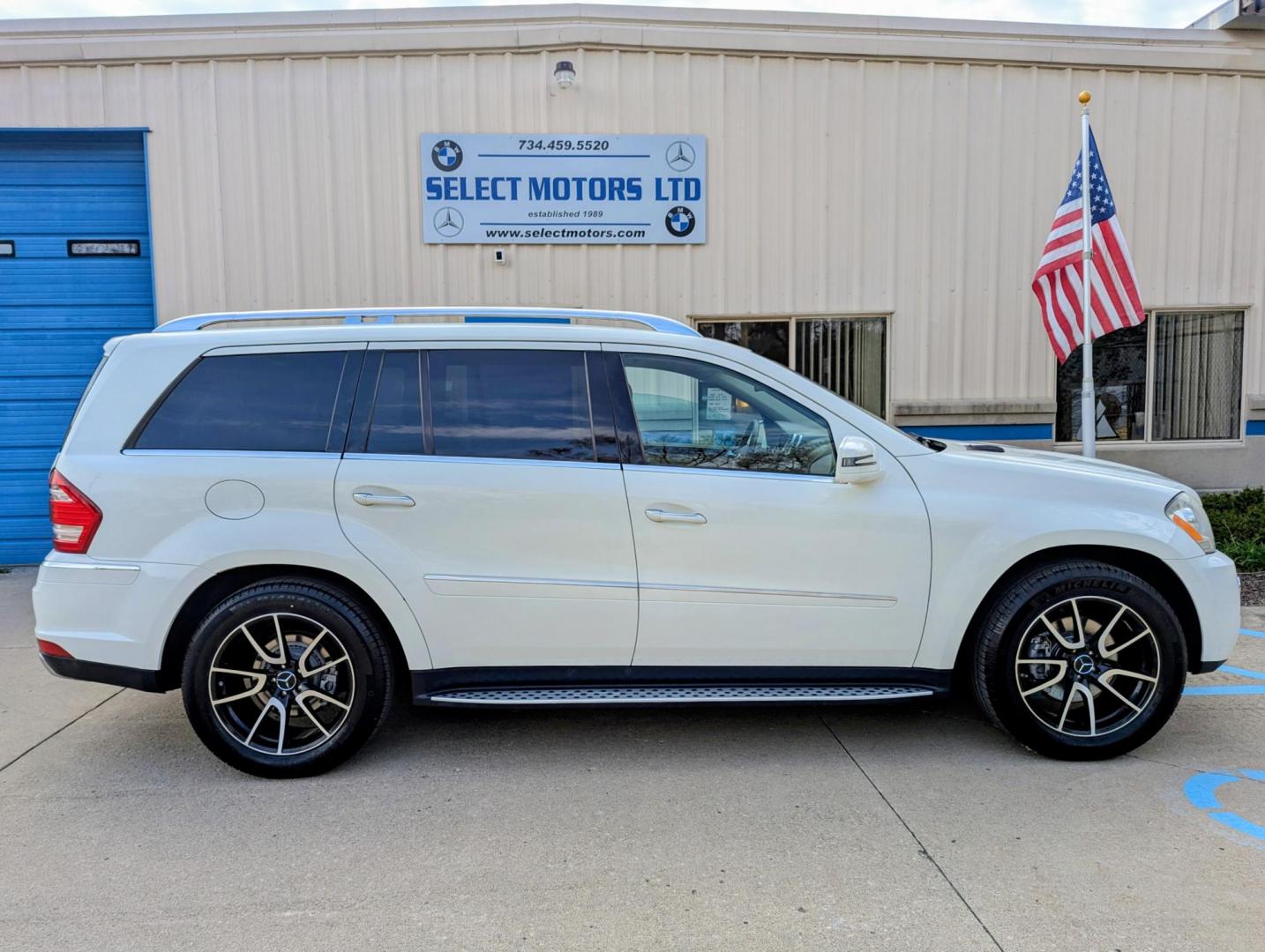 2011 Calcite White Mercedes-Benz GL-Class GL450 4MATIC (4JGBF7BE7BA) with an 4.7L V8 DOHC 32V engine, 7-Speed Automatic transmission, located at 603 Amelia Street, Plymouth, MI, 48170, (734) 459-5520, 42.378841, -83.464546 - Photo#14