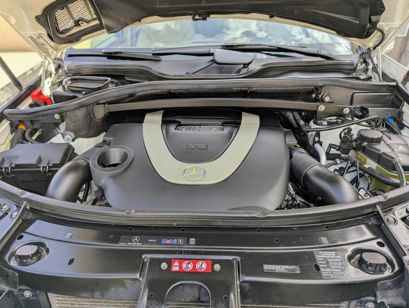 2011 Calcite White Mercedes-Benz GL-Class GL450 4MATIC (4JGBF7BE7BA) with an 4.7L V8 DOHC 32V engine, 7-Speed Automatic transmission, located at 603 Amelia Street, Plymouth, MI, 48170, (734) 459-5520, 42.378841, -83.464546 - Photo#19