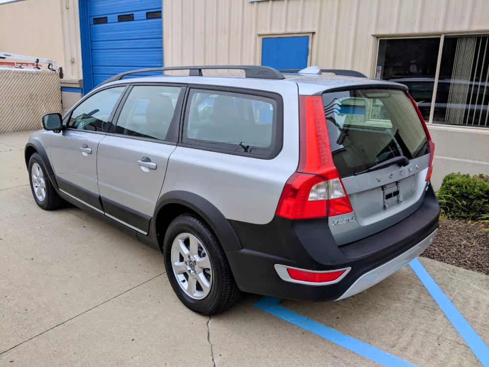 2008 Electric Silver Metallic /Black Leather Volvo XC70 Cross Country (YV4BZ982581) with an 2.5L L5 DOHC 20V TURBO engine, 5-Speed Automatic transmission, located at 603 Amelia Street, Plymouth, MI, 48170, (734) 459-5520, 42.378841, -83.464546 - Photo #3