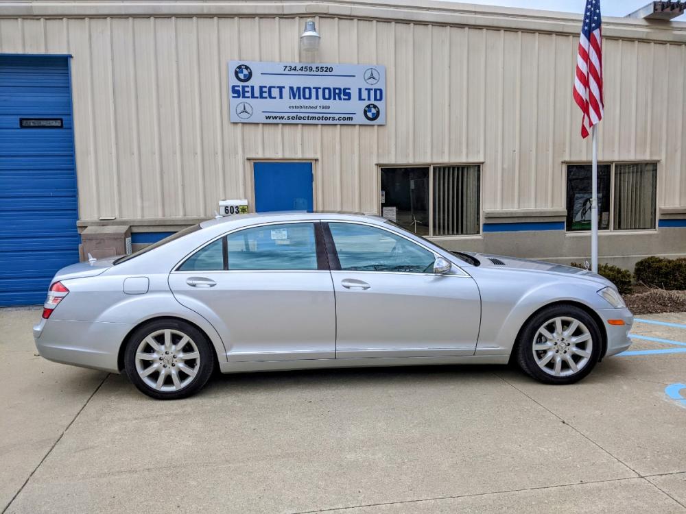 2007 Silver Metallic /Grey Leather Mercedes-Benz S-Class S550 (WDDNG71X17A) with an 5.5L V8 DOHC 32V engine, 7-Speed Automatic Overdrive transmission, located at 603 Amelia Street, Plymouth, MI, 48170, (734) 459-5520, 42.378841, -83.464546 - Photo #11