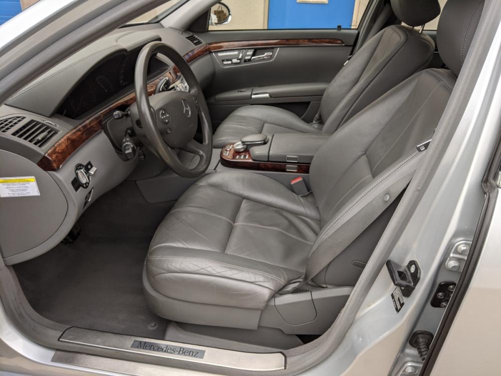 2007 Silver Metallic /Grey Leather Mercedes-Benz S-Class S550 (WDDNG71X17A) with an 5.5L V8 DOHC 32V engine, 7-Speed Automatic Overdrive transmission, located at 603 Amelia Street, Plymouth, MI, 48170, (734) 459-5520, 42.378841, -83.464546 - Photo #4