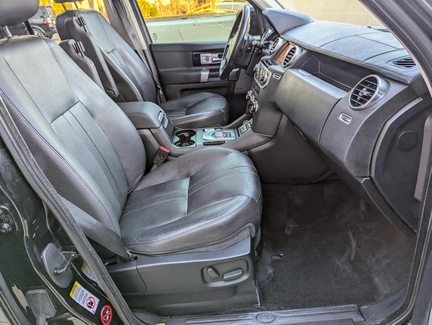 2016 Black /Black Leather Land Rover LR4 HSE (SALAG2V64GA) with an 3.0L V6 DOHV 24V engine, 6-Speed Automatic transmission, located at 603 Amelia Street, Plymouth, MI, 48170, (734) 459-5520, 42.378841, -83.464546 - Photo#9