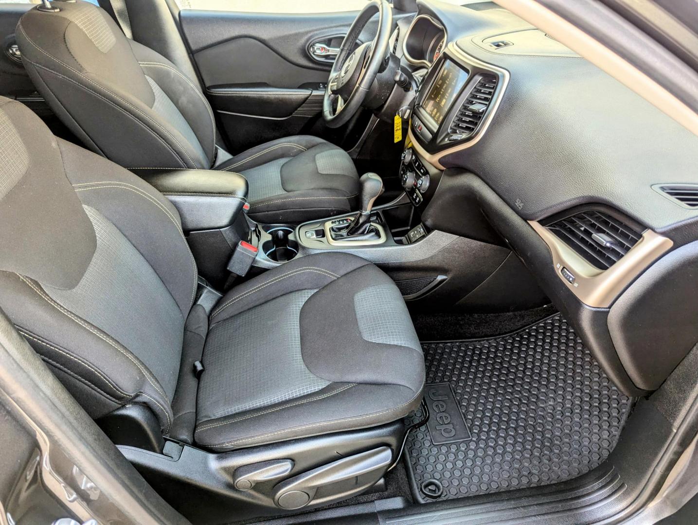 2017 Graphite Crystal Metallic /Black Jeep Cherokee Latitude FWD (1C4PJLCB1HW) with an 2.4L L4 DOHC 16V engine, 9A transmission, located at 603 Amelia Street, Plymouth, MI, 48170, (734) 459-5520, 42.378841, -83.464546 - Photo#8