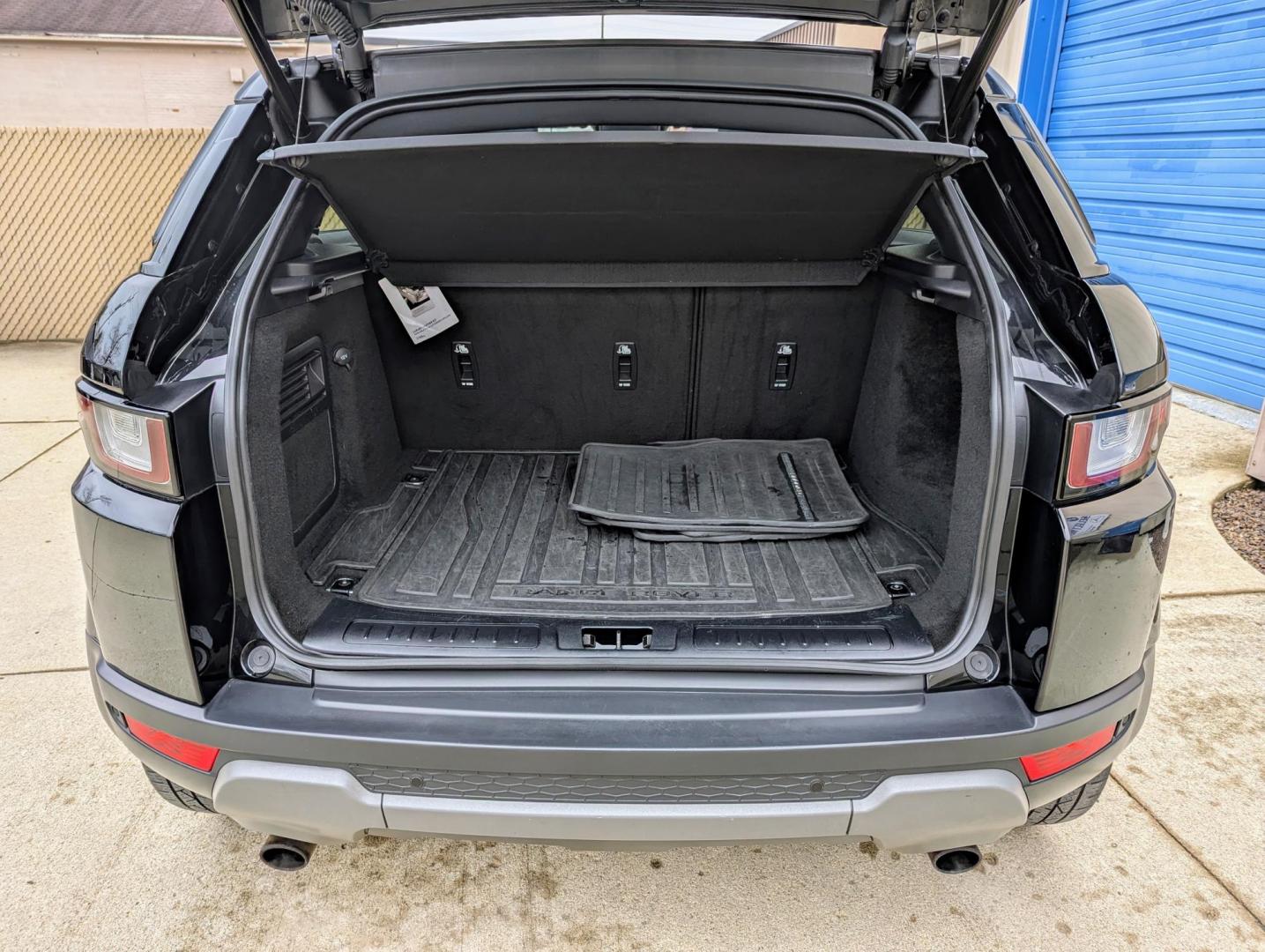 2016 Black /Black Leather Land Rover Range Rover Evoque SE (SALVP2BG2GH) with an 2.0L L4 DOHC 24V TURBO engine, 9A transmission, located at 603 Amelia Street, Plymouth, MI, 48170, (734) 459-5520, 42.378841, -83.464546 - Photo#5