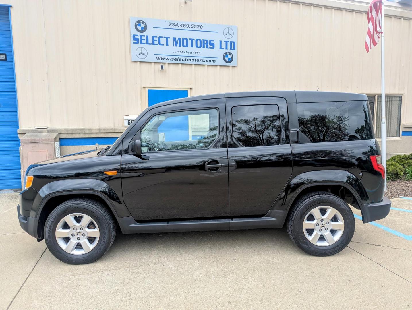 2011 Black /Beige Honda Element EX 4WD AT (5J6YH2H77BL) with an 2.4L L4 DOHC 16V engine, 5-Speed Automatic transmission, located at 603 Amelia Street, Plymouth, MI, 48170, (734) 459-5520, 42.378841, -83.464546 - Vehicles shown by appointment - Please call ahead - 734-459-5520, text 734-658-4573 or contact us via our web site at: http://www.selectmotors.com for complete Inventory, Photos, Videos and FREE Carfax Reports. 2011 Honda Element EX, Black with Beige interior, 85K one owner miles. Real time 4-w - Photo#2