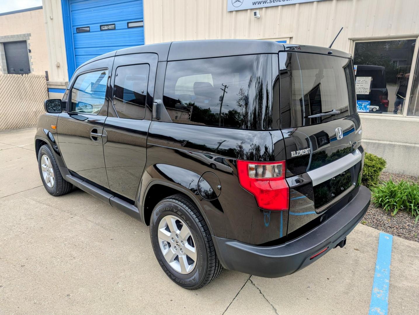 2011 Black /Beige Honda Element EX 4WD AT (5J6YH2H77BL) with an 2.4L L4 DOHC 16V engine, 5-Speed Automatic transmission, located at 603 Amelia Street, Plymouth, MI, 48170, (734) 459-5520, 42.378841, -83.464546 - Vehicles shown by appointment - Please call ahead - 734-459-5520, text 734-658-4573 or contact us via our web site at: http://www.selectmotors.com for complete Inventory, Photos, Videos and FREE Carfax Reports. 2011 Honda Element EX, Black with Beige interior, 85K one owner miles. Real time 4-w - Photo#3