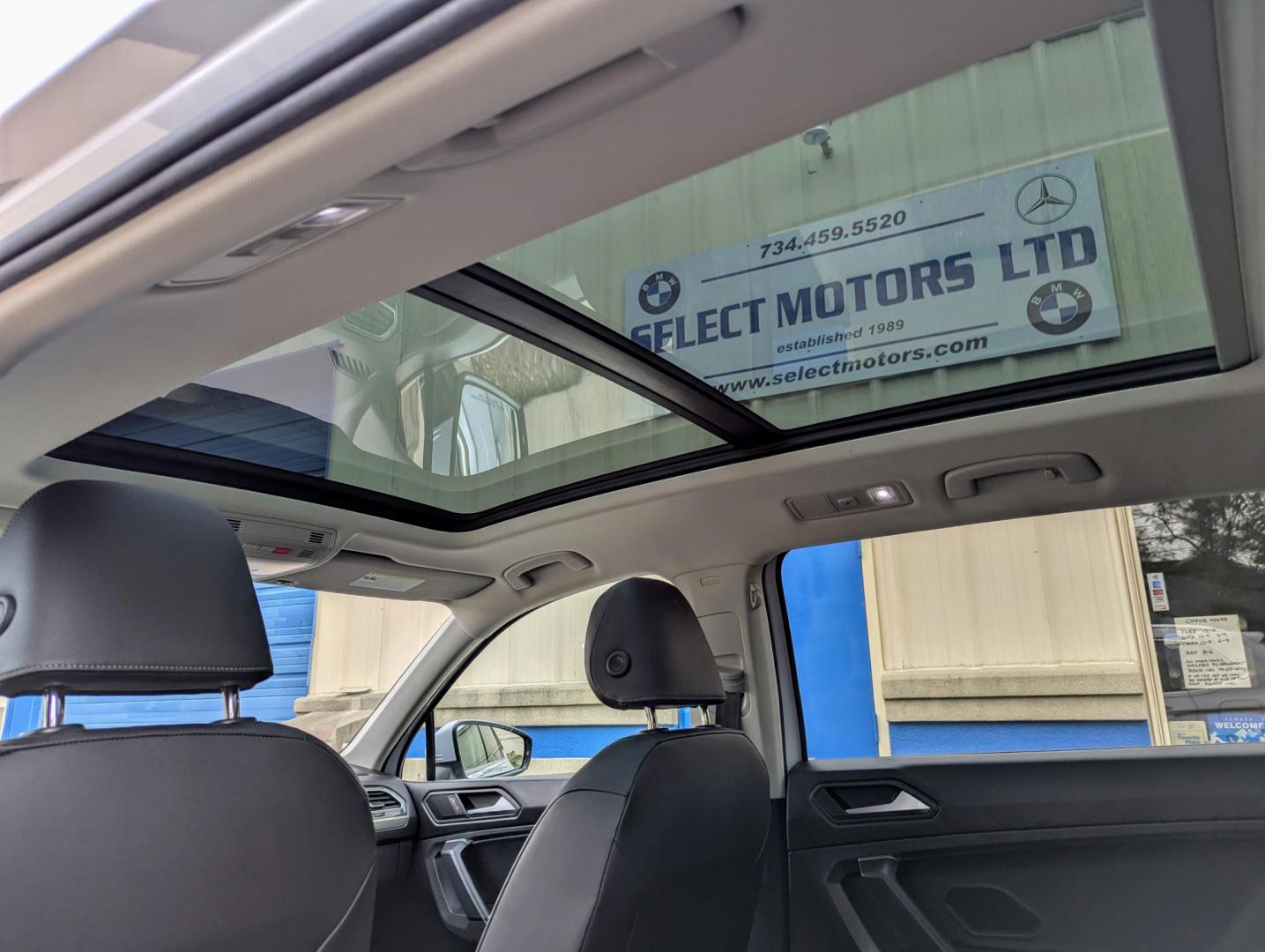 2019 White /Black Volkswagen Tiguan SE 4Motion AWD (3VV2B7AX6KM) with an 2.0L L4 DOHC 16V TURBO engine, 8A transmission, located at 603 Amelia Street, Plymouth, MI, 48170, (734) 459-5520, 42.378841, -83.464546 - Vehicles shown by appointment - Please call ahead - 734-459-5520, text 734-658-4573 or contact us via our web site at: http://www.selectmotors.com for complete Inventory, Photos, Videos and FREE Carfax Reports. 2019 VW Tiguan SEL, White Pearl Metallic with black interior, 85K miles, All Wheel Dri - Photo#6