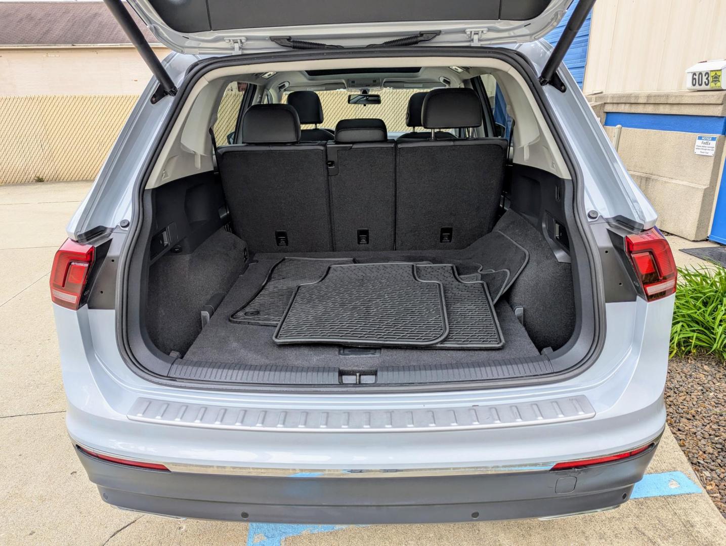 2019 White /Black Volkswagen Tiguan SE 4Motion AWD (3VV2B7AX6KM) with an 2.0L L4 DOHC 16V TURBO engine, 8A transmission, located at 603 Amelia Street, Plymouth, MI, 48170, (734) 459-5520, 42.378841, -83.464546 - Vehicles shown by appointment - Please call ahead - 734-459-5520, text 734-658-4573 or contact us via our web site at: http://www.selectmotors.com for complete Inventory, Photos, Videos and FREE Carfax Reports. 2019 VW Tiguan SEL, White Pearl Metallic with black interior, 85K miles, All Wheel Dri - Photo#7