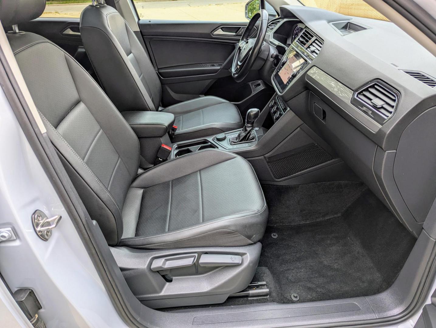 2019 White /Black Volkswagen Tiguan SE 4Motion AWD (3VV2B7AX6KM) with an 2.0L L4 DOHC 16V TURBO engine, 8A transmission, located at 603 Amelia Street, Plymouth, MI, 48170, (734) 459-5520, 42.378841, -83.464546 - Vehicles shown by appointment - Please call ahead - 734-459-5520, text 734-658-4573 or contact us via our web site at: http://www.selectmotors.com for complete Inventory, Photos, Videos and FREE Carfax Reports. 2019 VW Tiguan SEL, White Pearl Metallic with black interior, 85K miles, All Wheel Dri - Photo#8