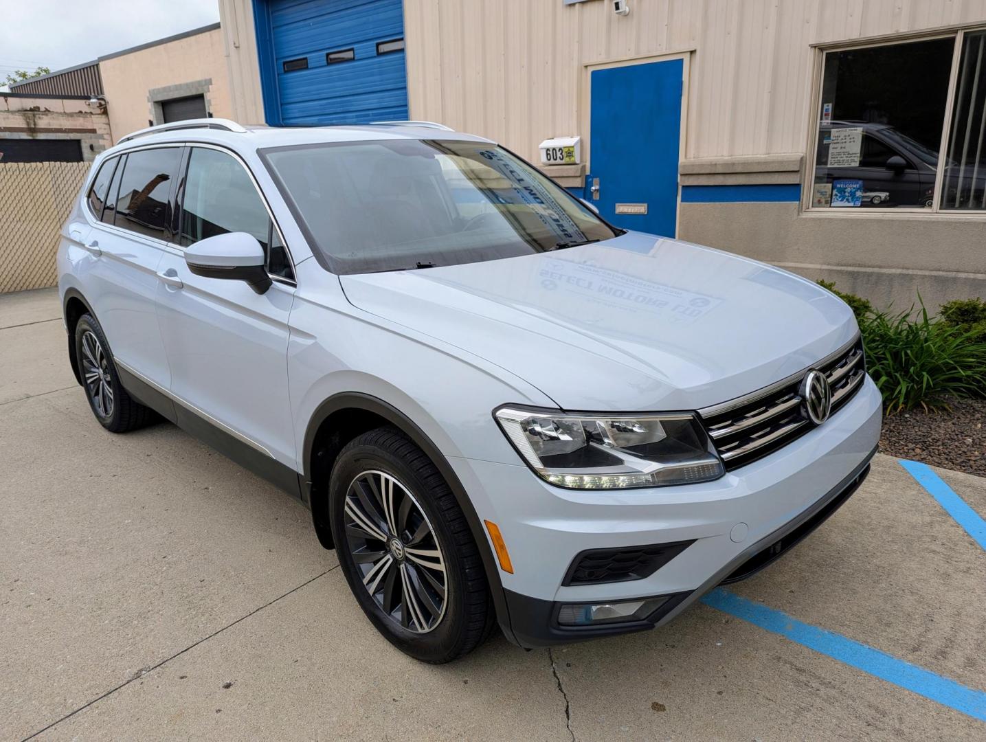2019 White /Black Volkswagen Tiguan SE 4Motion AWD (3VV2B7AX6KM) with an 2.0L L4 DOHC 16V TURBO engine, 8A transmission, located at 603 Amelia Street, Plymouth, MI, 48170, (734) 459-5520, 42.378841, -83.464546 - Vehicles shown by appointment - Please call ahead - 734-459-5520, text 734-658-4573 or contact us via our web site at: http://www.selectmotors.com for complete Inventory, Photos, Videos and FREE Carfax Reports. 2019 VW Tiguan SEL, White Pearl Metallic with black interior, 85K miles, All Wheel Dri - Photo#11