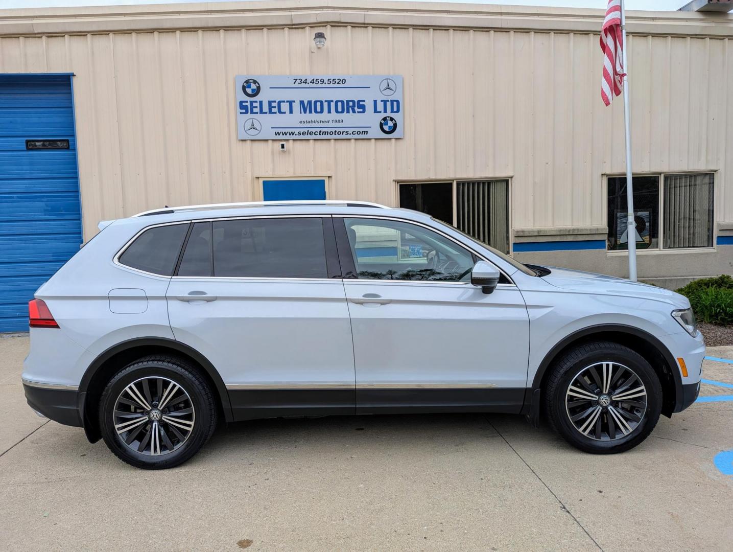 2019 White /Black Volkswagen Tiguan SE 4Motion AWD (3VV2B7AX6KM) with an 2.0L L4 DOHC 16V TURBO engine, 8A transmission, located at 603 Amelia Street, Plymouth, MI, 48170, (734) 459-5520, 42.378841, -83.464546 - Vehicles shown by appointment - Please call ahead - 734-459-5520, text 734-658-4573 or contact us via our web site at: http://www.selectmotors.com for complete Inventory, Photos, Videos and FREE Carfax Reports. 2019 VW Tiguan SEL, White Pearl Metallic with black interior, 85K miles, All Wheel Dri - Photo#12