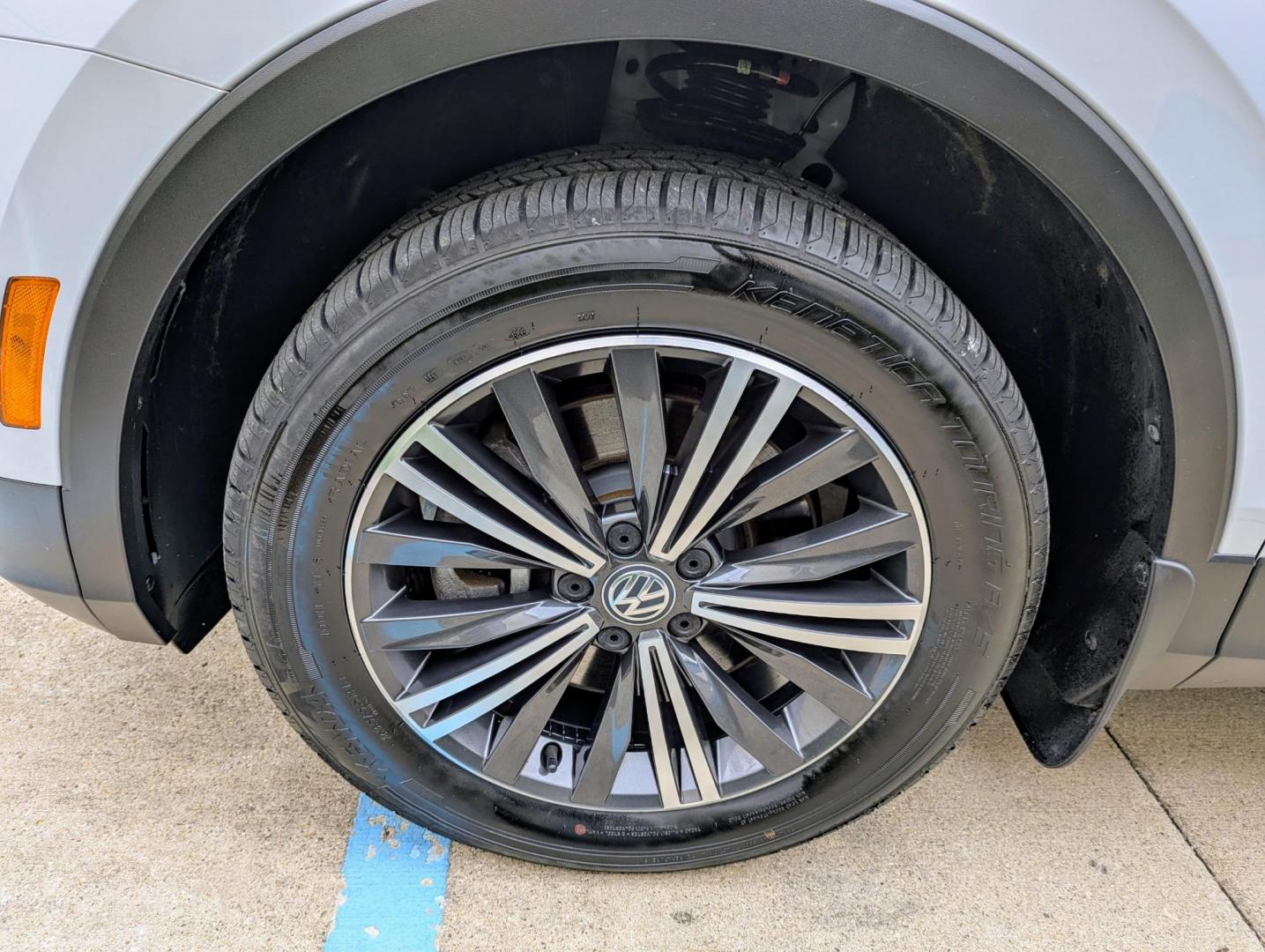2019 White /Black Volkswagen Tiguan SE 4Motion AWD (3VV2B7AX6KM) with an 2.0L L4 DOHC 16V TURBO engine, 8A transmission, located at 603 Amelia Street, Plymouth, MI, 48170, (734) 459-5520, 42.378841, -83.464546 - Vehicles shown by appointment - Please call ahead - 734-459-5520, text 734-658-4573 or contact us via our web site at: http://www.selectmotors.com for complete Inventory, Photos, Videos and FREE Carfax Reports. 2019 VW Tiguan SEL, White Pearl Metallic with black interior, 85K miles, All Wheel Dri - Photo#15