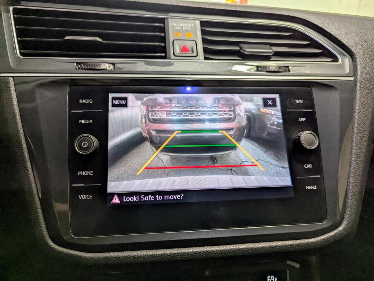 2019 White /Black Volkswagen Tiguan SE 4Motion AWD (3VV2B7AX6KM) with an 2.0L L4 DOHC 16V TURBO engine, 8A transmission, located at 603 Amelia Street, Plymouth, MI, 48170, (734) 459-5520, 42.378841, -83.464546 - Vehicles shown by appointment - Please call ahead - 734-459-5520, text 734-658-4573 or contact us via our web site at: http://www.selectmotors.com for complete Inventory, Photos, Videos and FREE Carfax Reports. 2019 VW Tiguan SEL, White Pearl Metallic with black interior, 85K miles, All Wheel Dri - Photo#18