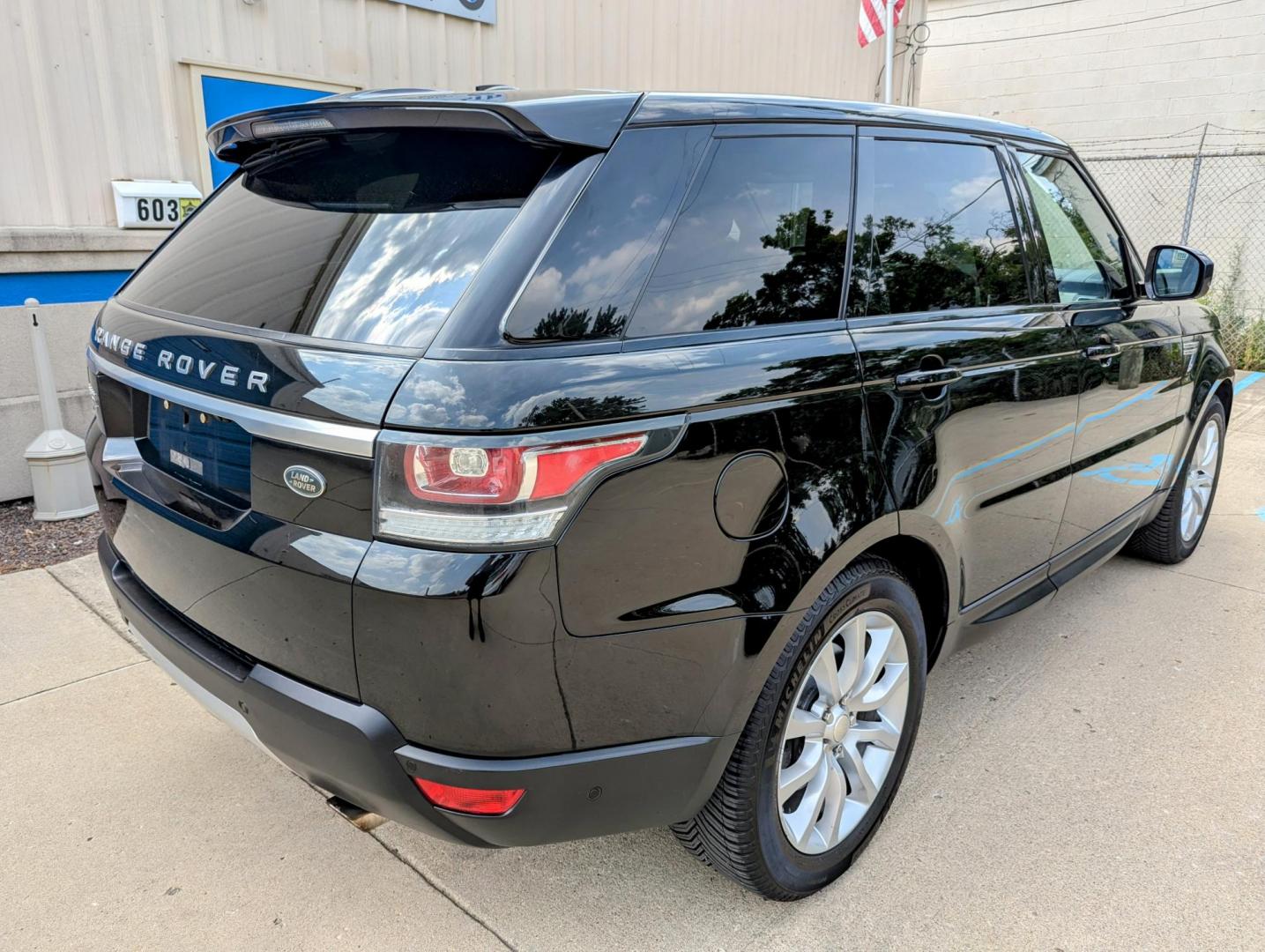 2015 Black /Black & Ivory Land Rover Range Rover Sport SE (SALWR2VF3FA) with an 3.0L V6 24V DOHC SUPERCHARGED engine, 8-Speed Automatic transmission, located at 603 Amelia Street, Plymouth, MI, 48170, (734) 459-5520, 42.378841, -83.464546 - Vehicles shown by appointment - Please call ahead - 734-459-5520, text 734-658-4573 or contact us via our web site at: http://www.selectmotors.com for complete Inventory, Photos, Videos and FREE Carfax Reports. 2015 Land Rover Range Rover HSE Sport, Santorini Black Metallic, black & ivory interio - Photo#13
