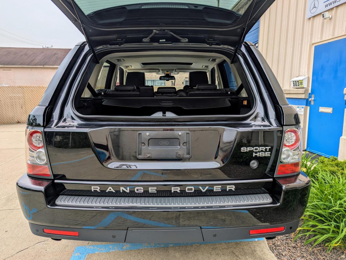 2010 Black /Ebony Leather Land Rover Range Rover Sport HSE (SALSK2D41AA) with an 4.4L V8 DOHC 32V engine, 6-Speed Automatic transmission, located at 603 Amelia Street, Plymouth, MI, 48170, (734) 459-5520, 42.378841, -83.464546 - Vehicles shown by appointment - Please call ahead - 734-459-5520, text 734-658-4573 or contact us via our web site at: http://www.selectmotors.com for complete Inventory, Photos, Videos and FREE Carfax Reports. 2010 Land Rover Range Rover Sport HSE LUX, Santorini Black Metallic, Ebony interior, 2 - Photo#10