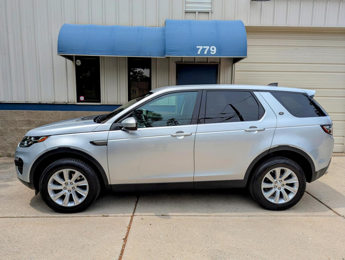 2017 Silver Metallic /Ebony Land Rover Discovery Sport SE (SALCP2BG0HH) with an 2.0L L4 DOHC 16V engine, 9A transmission, located at 603 Amelia Street, Plymouth, MI, 48170, (734) 459-5520, 42.378841, -83.464546 - Photo#2