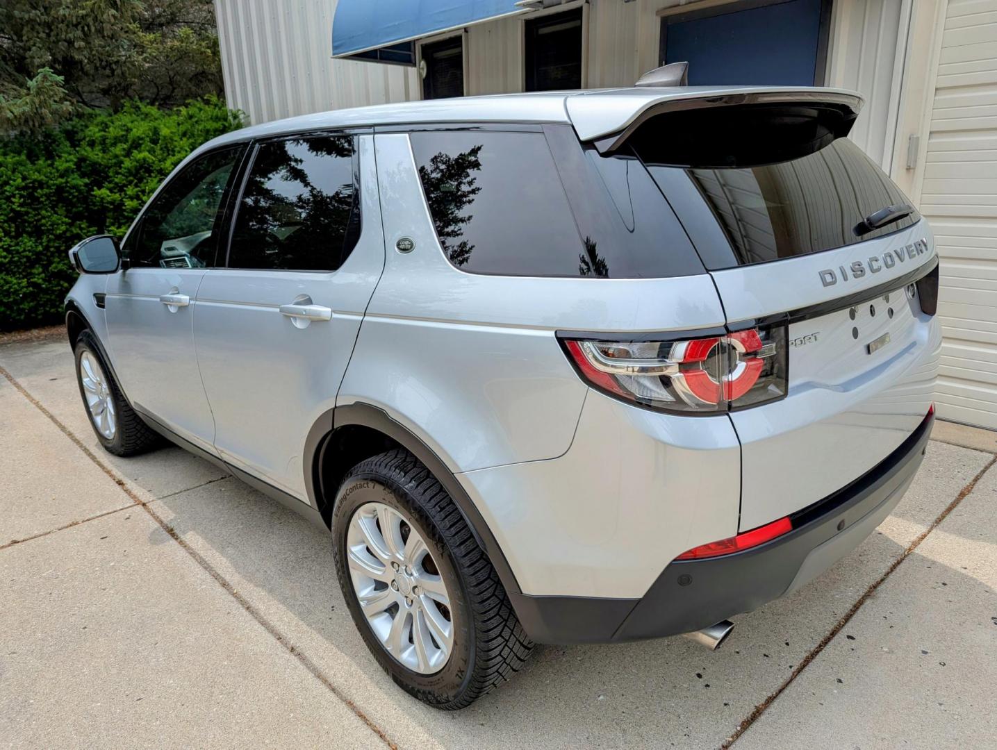 2017 Silver Metallic /Ebony Land Rover Discovery Sport SE (SALCP2BG0HH) with an 2.0L L4 DOHC 16V engine, 9A transmission, located at 603 Amelia Street, Plymouth, MI, 48170, (734) 459-5520, 42.378841, -83.464546 - Photo#3