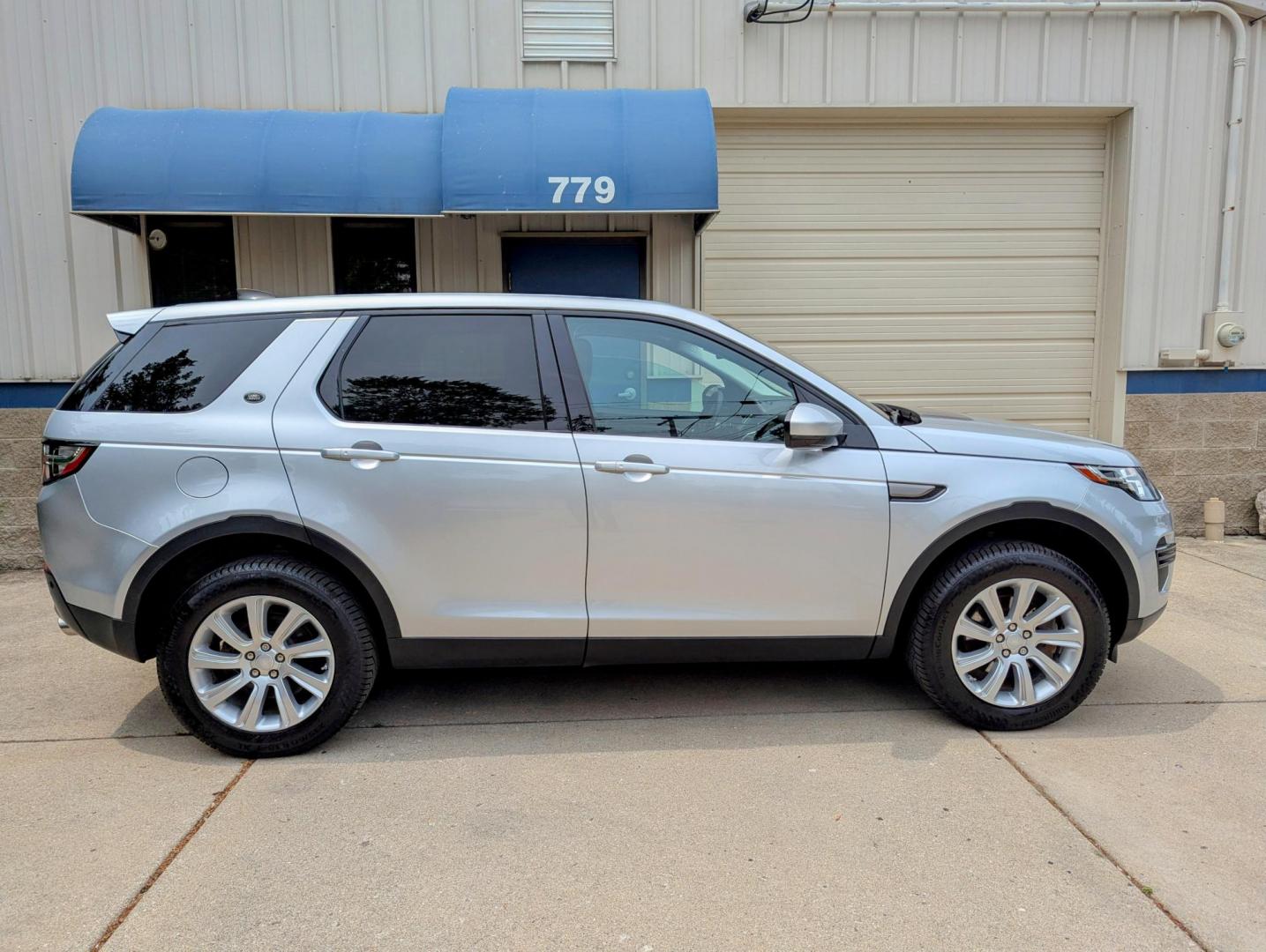 2017 Silver Metallic /Ebony Land Rover Discovery Sport SE (SALCP2BG0HH) with an 2.0L L4 DOHC 16V engine, 9A transmission, located at 603 Amelia Street, Plymouth, MI, 48170, (734) 459-5520, 42.378841, -83.464546 - Photo#11