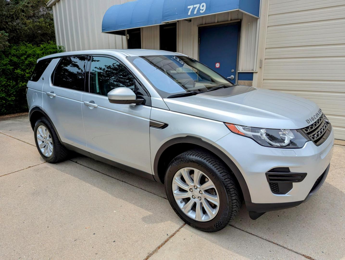 2017 Silver Metallic /Ebony Land Rover Discovery Sport SE (SALCP2BG0HH) with an 2.0L L4 DOHC 16V engine, 9A transmission, located at 603 Amelia Street, Plymouth, MI, 48170, (734) 459-5520, 42.378841, -83.464546 - Photo#10