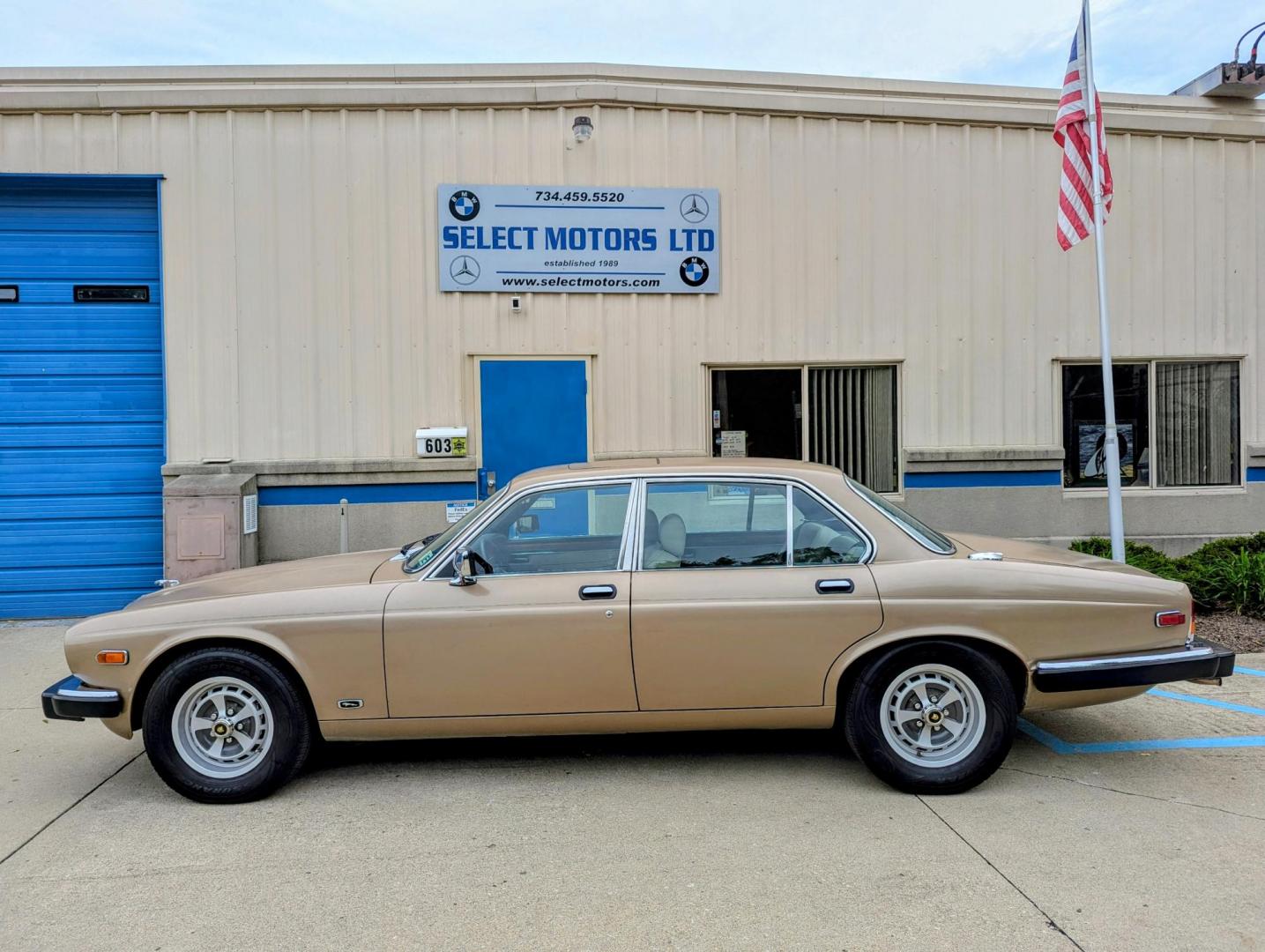 1985 Silver Sand Metallic /Ivory Leather Jaguar XJ6 Vanden Plas (SAJAY1346FC) with an 4.2L L6 DOHC 24V engine, Automatic transmission, located at 603 Amelia Street, Plymouth, MI, 48170, (734) 459-5520, 42.378841, -83.464546 - Vehicles shown by appointment - Please call ahead - 734-459-5520, text 734-658-4573 or contact us via our web site at: http://www.selectmotors.com for complete Inventory, Photos, Videos and FREE Carfax Reports. Warranty included. 1985 Jaguar Vanden Plas, Silver Sand Metallic with Ivory Leather i - Photo#1