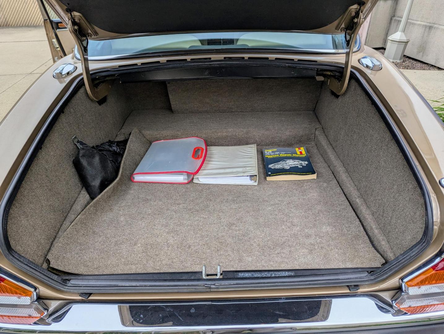 1985 Silver Sand Metallic /Ivory Leather Jaguar XJ6 Vanden Plas (SAJAY1346FC) with an 4.2L L6 DOHC 24V engine, Automatic transmission, located at 603 Amelia Street, Plymouth, MI, 48170, (734) 459-5520, 42.378841, -83.464546 - Vehicles shown by appointment - Please call ahead - 734-459-5520, text 734-658-4573 or contact us via our web site at: http://www.selectmotors.com for complete Inventory, Photos, Videos and FREE Carfax Reports. Warranty included. 1985 Jaguar Vanden Plas, Silver Sand Metallic with Ivory Leather i - Photo#9