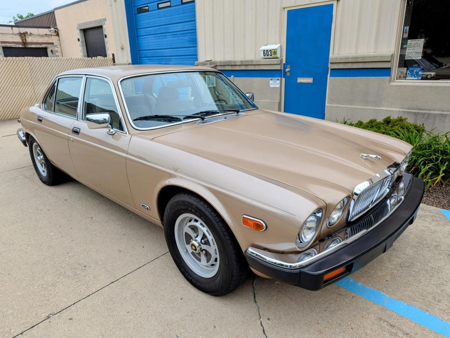 1985 Silver Sand Metallic /Ivory Leather Jaguar XJ6 Vanden Plas (SAJAY1346FC) with an 4.2L L6 DOHC 24V engine, Automatic transmission, located at 603 Amelia Street, Plymouth, MI, 48170, (734) 459-5520, 42.378841, -83.464546 - Vehicles shown by appointment - Please call ahead - 734-459-5520, text 734-658-4573 or contact us via our web site at: http://www.selectmotors.com for complete Inventory, Photos, Videos and FREE Carfax Reports. Warranty included. 1985 Jaguar Vanden Plas, Silver Sand Metallic with Ivory Leather i - Photo#11