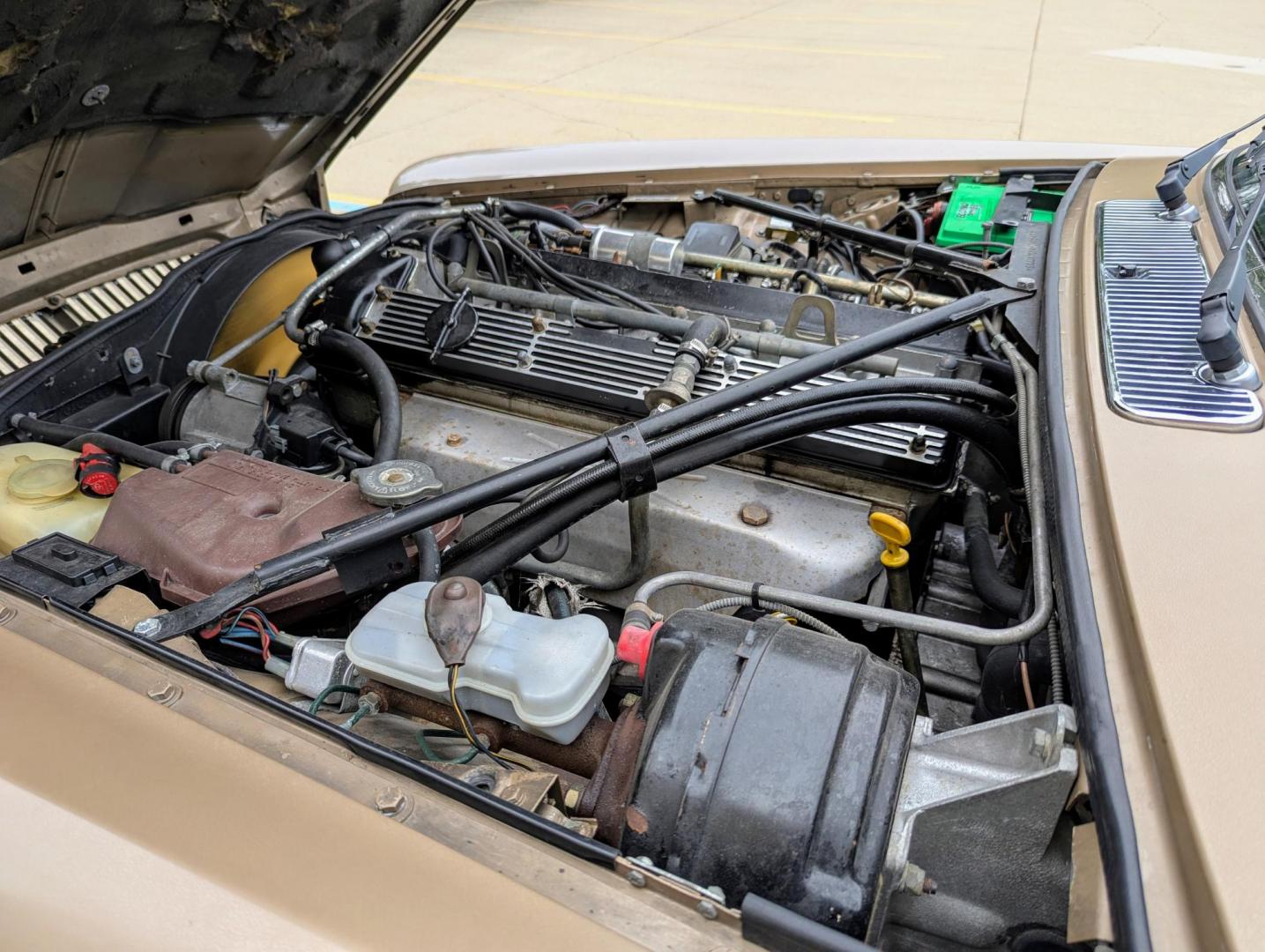 1985 Silver Sand Metallic /Ivory Leather Jaguar XJ6 Vanden Plas (SAJAY1346FC) with an 4.2L L6 DOHC 24V engine, Automatic transmission, located at 603 Amelia Street, Plymouth, MI, 48170, (734) 459-5520, 42.378841, -83.464546 - Vehicles shown by appointment - Please call ahead - 734-459-5520, text 734-658-4573 or contact us via our web site at: http://www.selectmotors.com for complete Inventory, Photos, Videos and FREE Carfax Reports. Warranty included. 1985 Jaguar Vanden Plas, Silver Sand Metallic with Ivory Leather i - Photo#17