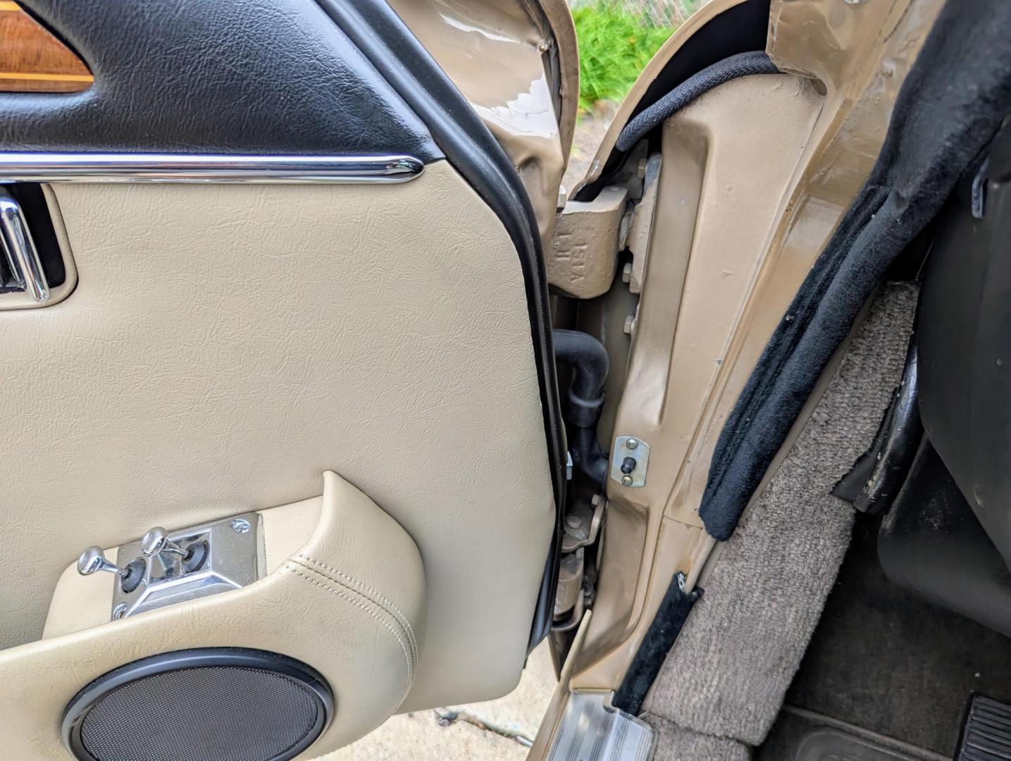 1985 Silver Sand Metallic /Ivory Leather Jaguar XJ6 Vanden Plas (SAJAY1346FC) with an 4.2L L6 DOHC 24V engine, Automatic transmission, located at 603 Amelia Street, Plymouth, MI, 48170, (734) 459-5520, 42.378841, -83.464546 - Vehicles shown by appointment - Please call ahead - 734-459-5520, text 734-658-4573 or contact us via our web site at: http://www.selectmotors.com for complete Inventory, Photos, Videos and FREE Carfax Reports. Warranty included. 1985 Jaguar Vanden Plas, Silver Sand Metallic with Ivory Leather i - Photo#19