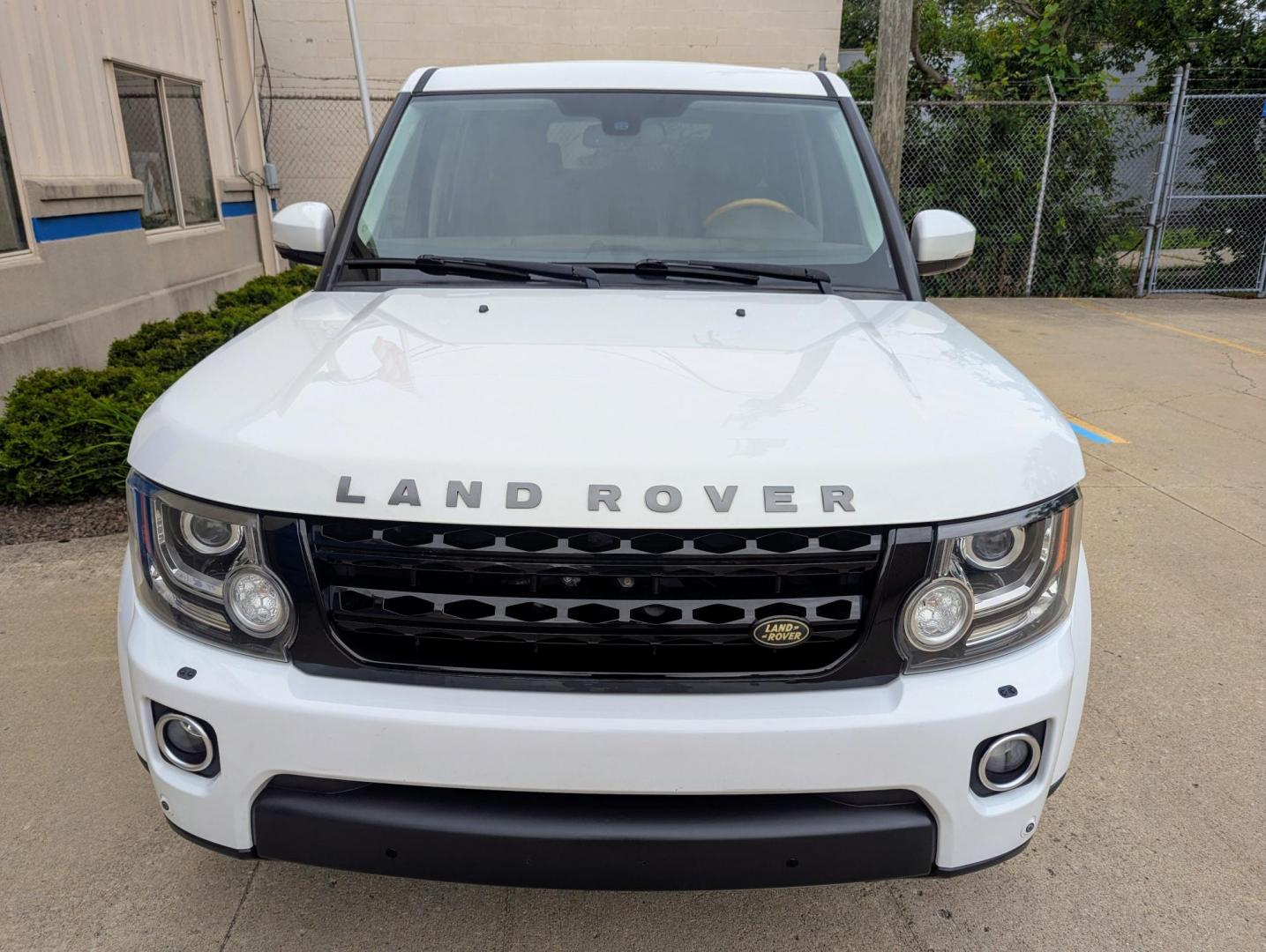 2015 White /Almond Land Rover LR4 HSE Luxury (SALAK2V65FA) with an 3.0L V6 DOHV 24V engine, 6-Speed Automatic transmission, located at 603 Amelia Street, Plymouth, MI, 48170, (734) 459-5520, 42.378841, -83.464546 - Photo#2