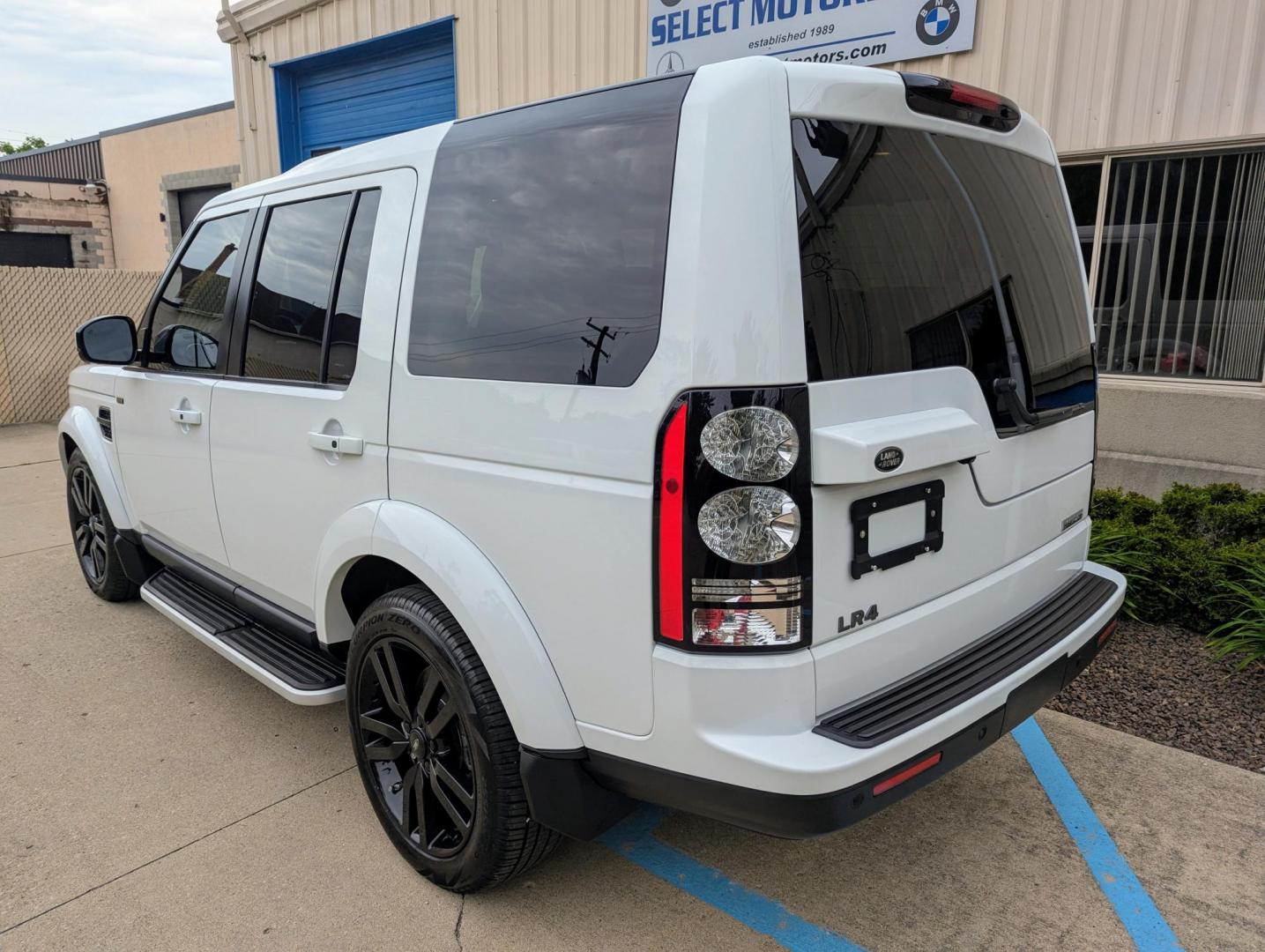 2015 White /Almond Land Rover LR4 HSE Luxury (SALAK2V65FA) with an 3.0L V6 DOHV 24V engine, 6-Speed Automatic transmission, located at 603 Amelia Street, Plymouth, MI, 48170, (734) 459-5520, 42.378841, -83.464546 - Photo#4