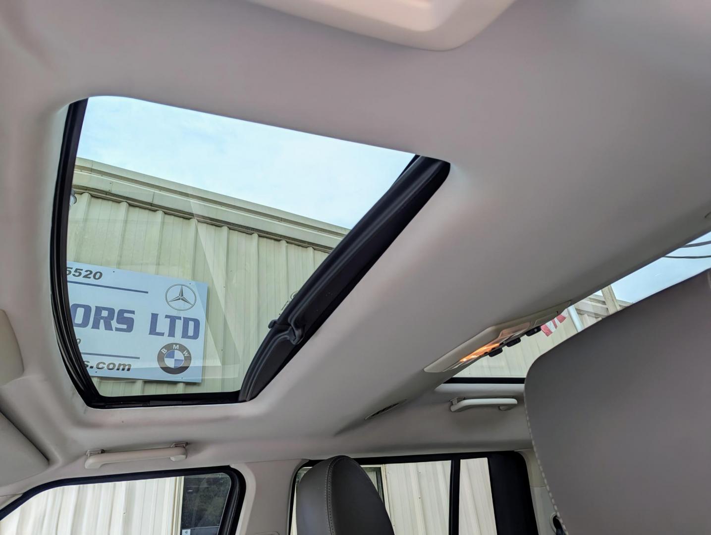 2015 White /Almond Land Rover LR4 HSE Luxury (SALAK2V65FA) with an 3.0L V6 DOHV 24V engine, 6-Speed Automatic transmission, located at 603 Amelia Street, Plymouth, MI, 48170, (734) 459-5520, 42.378841, -83.464546 - Photo#6