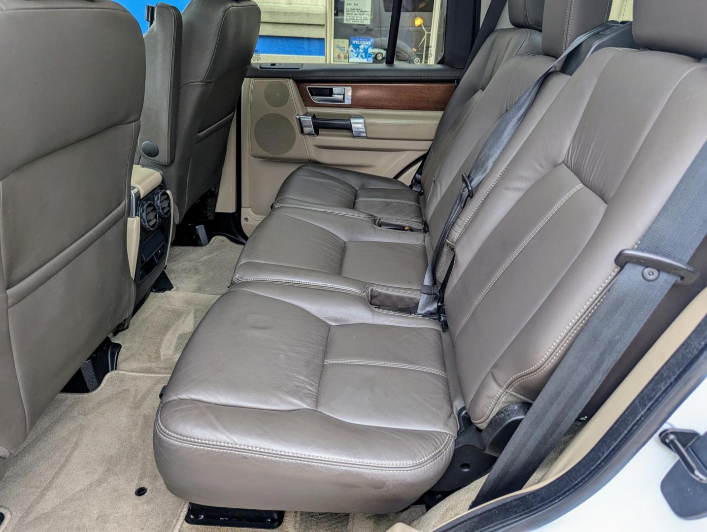 2015 White /Almond Land Rover LR4 HSE Luxury (SALAK2V65FA) with an 3.0L V6 DOHV 24V engine, 6-Speed Automatic transmission, located at 603 Amelia Street, Plymouth, MI, 48170, (734) 459-5520, 42.378841, -83.464546 - Photo#7
