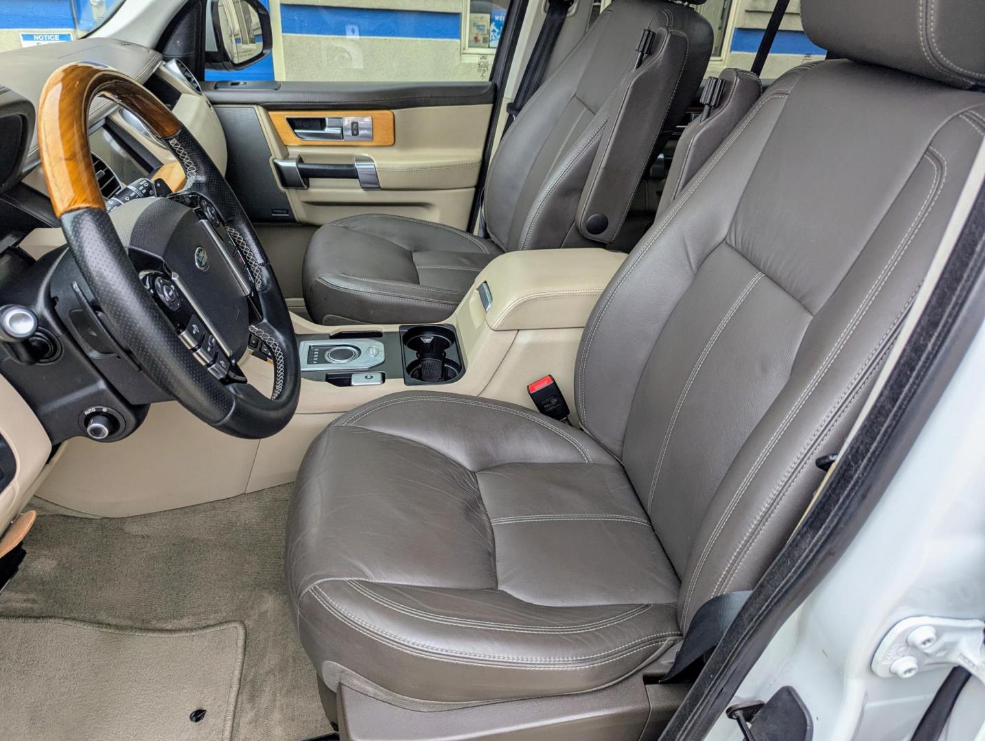 2015 White /Almond Land Rover LR4 HSE Luxury (SALAK2V65FA) with an 3.0L V6 DOHV 24V engine, 6-Speed Automatic transmission, located at 603 Amelia Street, Plymouth, MI, 48170, (734) 459-5520, 42.378841, -83.464546 - Photo#5