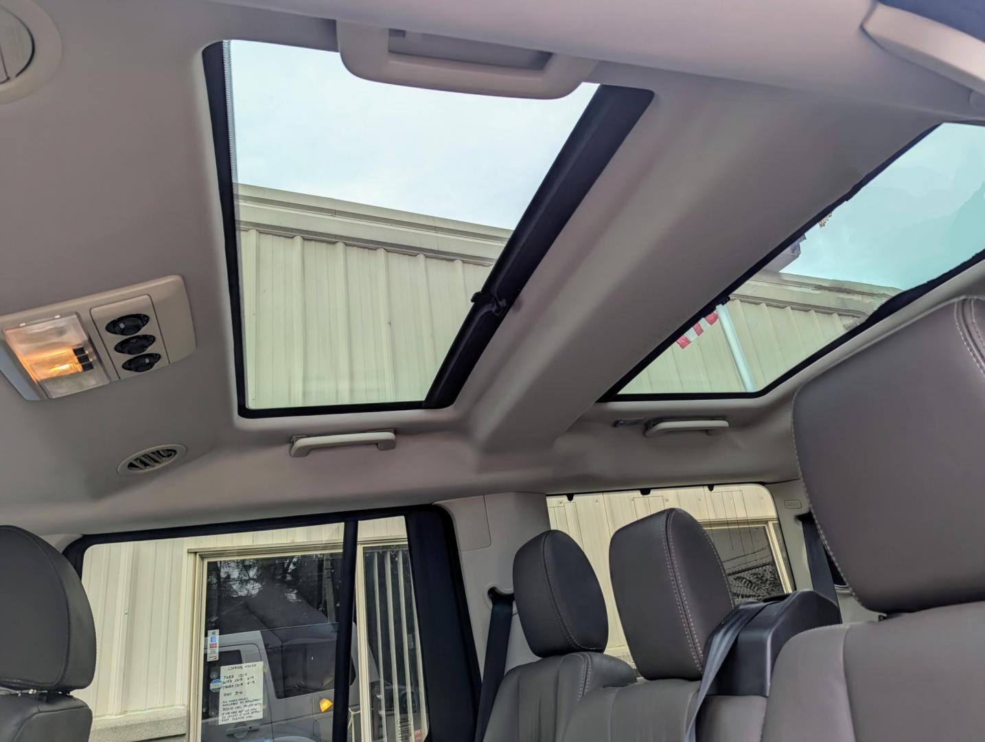 2015 White /Almond Land Rover LR4 HSE Luxury (SALAK2V65FA) with an 3.0L V6 DOHV 24V engine, 6-Speed Automatic transmission, located at 603 Amelia Street, Plymouth, MI, 48170, (734) 459-5520, 42.378841, -83.464546 - Photo#9