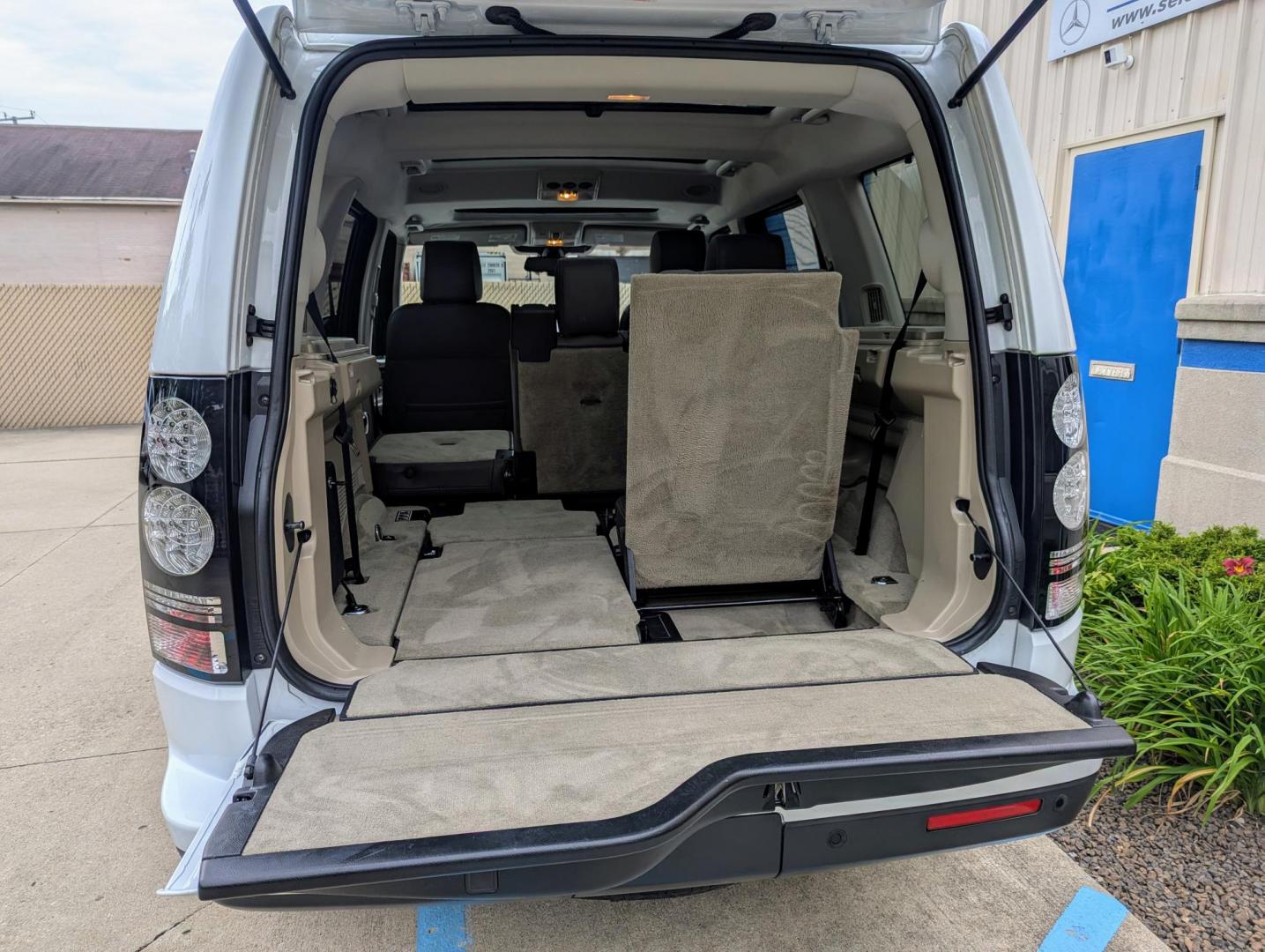 2015 White /Almond Land Rover LR4 HSE Luxury (SALAK2V65FA) with an 3.0L V6 DOHV 24V engine, 6-Speed Automatic transmission, located at 603 Amelia Street, Plymouth, MI, 48170, (734) 459-5520, 42.378841, -83.464546 - Photo#10