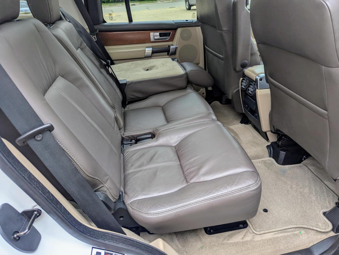 2015 White /Almond Land Rover LR4 HSE Luxury (SALAK2V65FA) with an 3.0L V6 DOHV 24V engine, 6-Speed Automatic transmission, located at 603 Amelia Street, Plymouth, MI, 48170, (734) 459-5520, 42.378841, -83.464546 - Photo#12