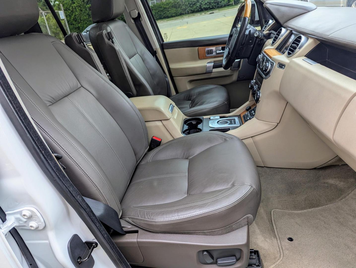 2015 White /Almond Land Rover LR4 HSE Luxury (SALAK2V65FA) with an 3.0L V6 DOHV 24V engine, 6-Speed Automatic transmission, located at 603 Amelia Street, Plymouth, MI, 48170, (734) 459-5520, 42.378841, -83.464546 - Photo#11