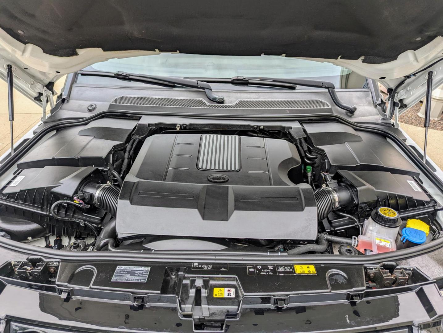 2015 White /Almond Land Rover LR4 HSE Luxury (SALAK2V65FA) with an 3.0L V6 DOHV 24V engine, 6-Speed Automatic transmission, located at 603 Amelia Street, Plymouth, MI, 48170, (734) 459-5520, 42.378841, -83.464546 - Photo#20