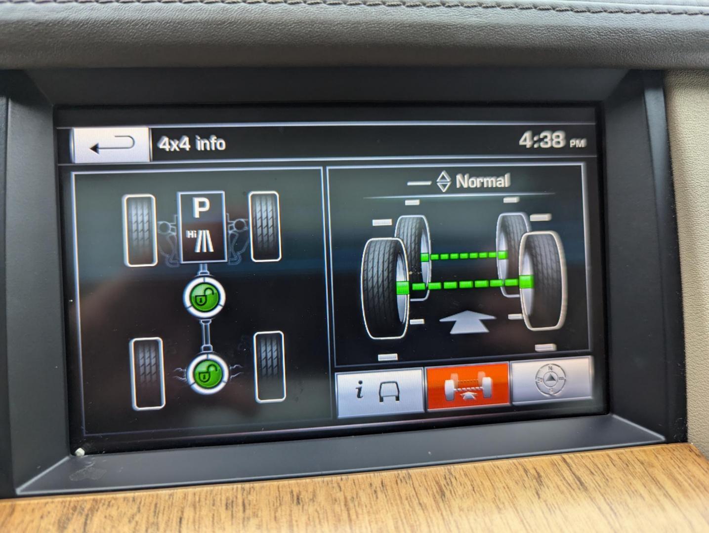 2015 White /Almond Land Rover LR4 HSE Luxury (SALAK2V65FA) with an 3.0L V6 DOHV 24V engine, 6-Speed Automatic transmission, located at 603 Amelia Street, Plymouth, MI, 48170, (734) 459-5520, 42.378841, -83.464546 - Photo#28