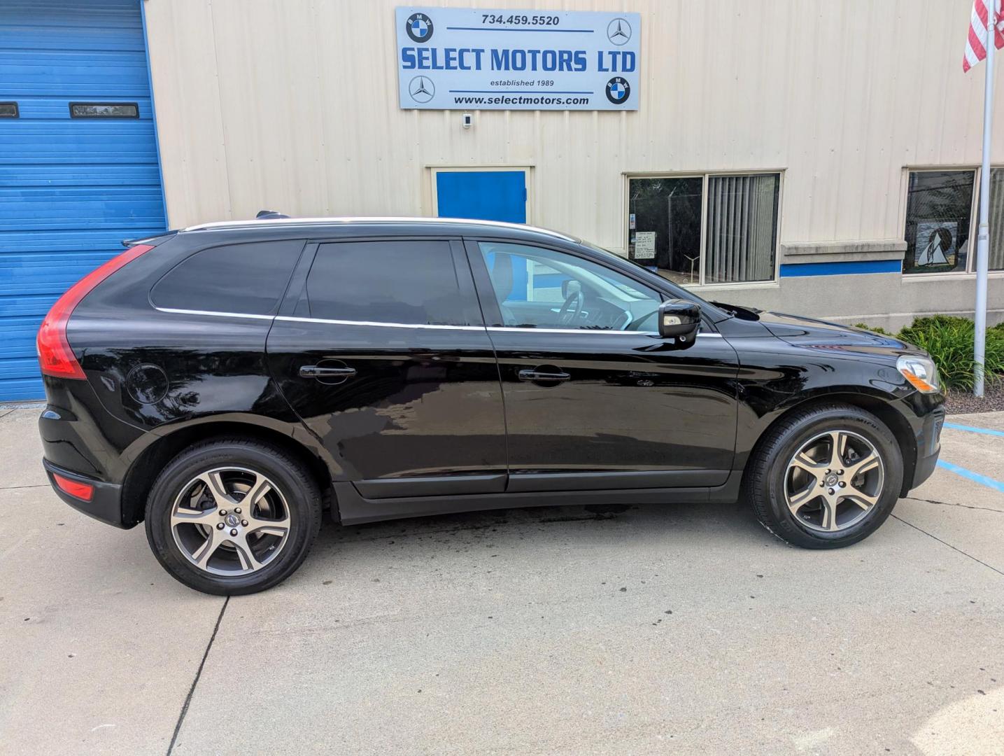 2011 Black /Black Leather Volvo XC60 T6 AWD (YV4902DZ9B2) with an 3.0L L6 DOHC 24V TURBO engine, 6-Speed Automatic transmission, located at 603 Amelia Street, Plymouth, MI, 48170, (734) 459-5520, 42.378841, -83.464546 - Vehicles shown by appointment - Please call ahead - 734-459-5520, text 734-658-4573 or contact us via our web site at: http://www.selectmotors.com for complete Inventory, Photos, Videos and FREE Carfax Reports. Warranty included. 2011 Volvo XC60 T6 3.0, Black with black leather interior, 82K mi - Photo#12