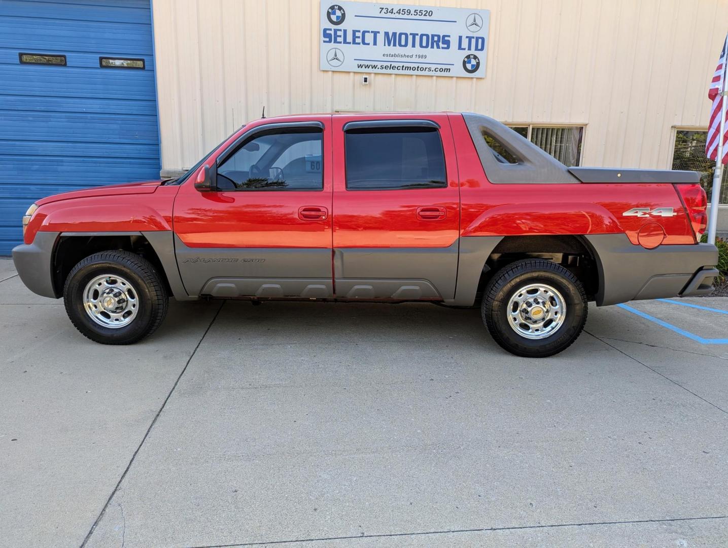 2002 Victory Red /Dark Grey Leather Chevrolet Avalanche 2500 4WD (3GNGK23G12G) with an 8.1L V8 OHV 16V engine, 4-Speed Automatic Overdrive transmission, located at 603 Amelia Street, Plymouth, MI, 48170, (734) 459-5520, 42.378841, -83.464546 - Vehicles shown by appointment - Please call ahead - 734-459-5520, text 734-658-4573 or contact us via our web site at: http://www.selectmotors.com for complete Inventory, Photos, Videos and FREE Carfax Reports. 2002 Chevy Avalanche 2500, Victory Red, Dark Grey leather interior, 138K miles. Owne - Photo#2