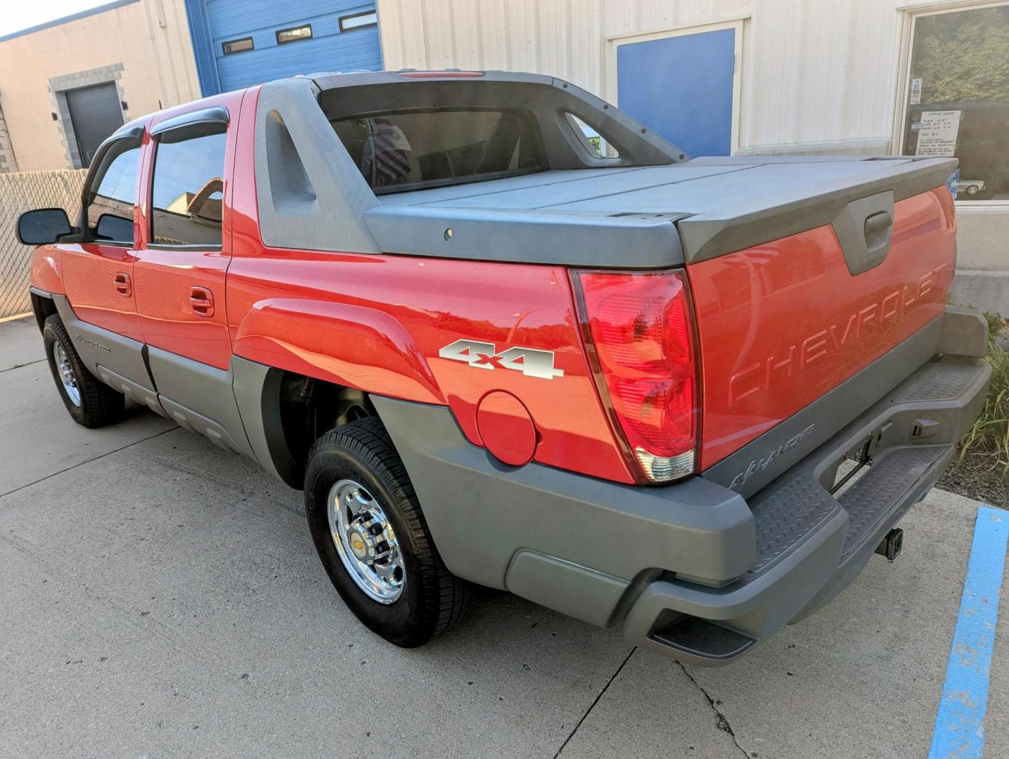 2002 Victory Red /Dark Grey Leather Chevrolet Avalanche 2500 4WD (3GNGK23G12G) with an 8.1L V8 OHV 16V engine, 4-Speed Automatic Overdrive transmission, located at 603 Amelia Street, Plymouth, MI, 48170, (734) 459-5520, 42.378841, -83.464546 - Vehicles shown by appointment - Please call ahead - 734-459-5520, text 734-658-4573 or contact us via our web site at: http://www.selectmotors.com for complete Inventory, Photos, Videos and FREE Carfax Reports. 2002 Chevy Avalanche 2500, Victory Red, Dark Grey leather interior, 138K miles. Owne - Photo#3