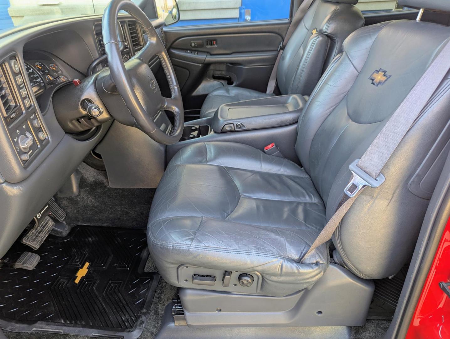 2002 Victory Red /Dark Grey Leather Chevrolet Avalanche 2500 4WD (3GNGK23G12G) with an 8.1L V8 OHV 16V engine, 4-Speed Automatic Overdrive transmission, located at 603 Amelia Street, Plymouth, MI, 48170, (734) 459-5520, 42.378841, -83.464546 - Vehicles shown by appointment - Please call ahead - 734-459-5520, text 734-658-4573 or contact us via our web site at: http://www.selectmotors.com for complete Inventory, Photos, Videos and FREE Carfax Reports. 2002 Chevy Avalanche 2500, Victory Red, Dark Grey leather interior, 138K miles. Owne - Photo#4